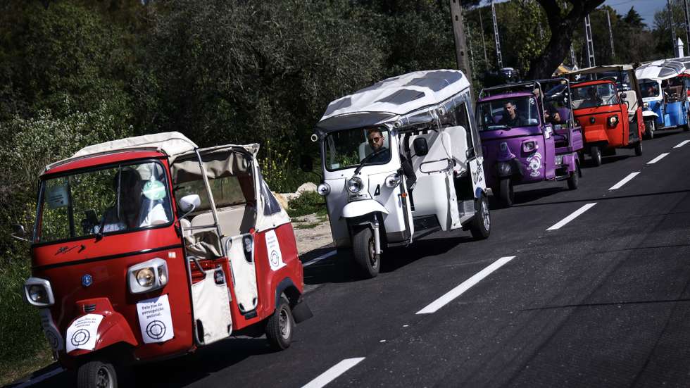 Veículos tuk-tuk realizam marcha lenta em protesto contra as novas regras de estacionamento em Sintra, organizada pela Associação Nacional de Condutores de Animação Turística (ANCAT), em Sintra, 02 de abril de 2026. RODRIGO ANTUNES / LUSA