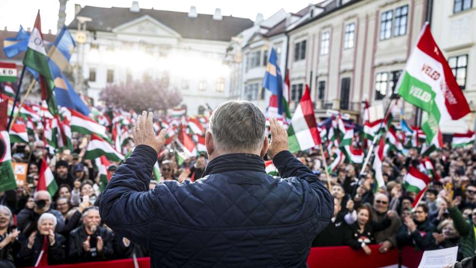 epa12875826 A handout photo made available by Hungarian PM's General Department of Communication shows Hungarian Prime Minister and Fidesz party leader Viktor Orban (C) addressing supporters during a campaign rally in Sopron, Hungary, 08 April 2026. Hungary will hold parliamentary elections on 12 April 2026.  EPA/AKOS KAISER/HUNGARIAN PM GENERAL DEPARTMENT OF COMMUNICATION HUNGARY OUTHANDOUT EDITORIAL USE ONLY/NO SALES