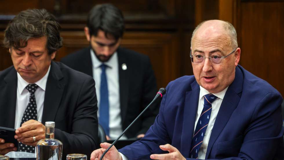 O ministro da Agricultura e Mar, José Manuel Fernandes (D), intervém durante a sua audição perante a Comissão de Agricultura e Pescas, na Assembleia da República, em Lisboa, 15 de abril de 2026. TIAGO PETINGA/LUSA