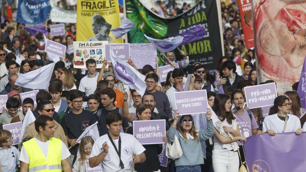 Manifestantes protestam durante a Marcha pela Vida, do Bairro Alto à Assembleia da República, em Lisboa, 21 de março de 2026. A Marcha pela Vida é a nova designação da Caminhada pela Vida em Lisboa, uma iniciativa pública que se realiza anualmente desde 2012, continuando uma tradição que remonta a 1998. É a principal manifestação pública pró-vida em Portugal. ANTÓNIO PEDRO SANTOS/LUSA