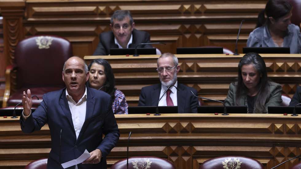 O  secretário-geral do Partido Comunista Português (PCP), Paulo Raimundo, intervém na sessão plenária com a presença do primeiro-ministro, Luís Montenegro (ausente da fotografia), na Assembleia da República, em Lisboa, 15 de abril de 2026. ANTÓNIO COTRIM/LUSA