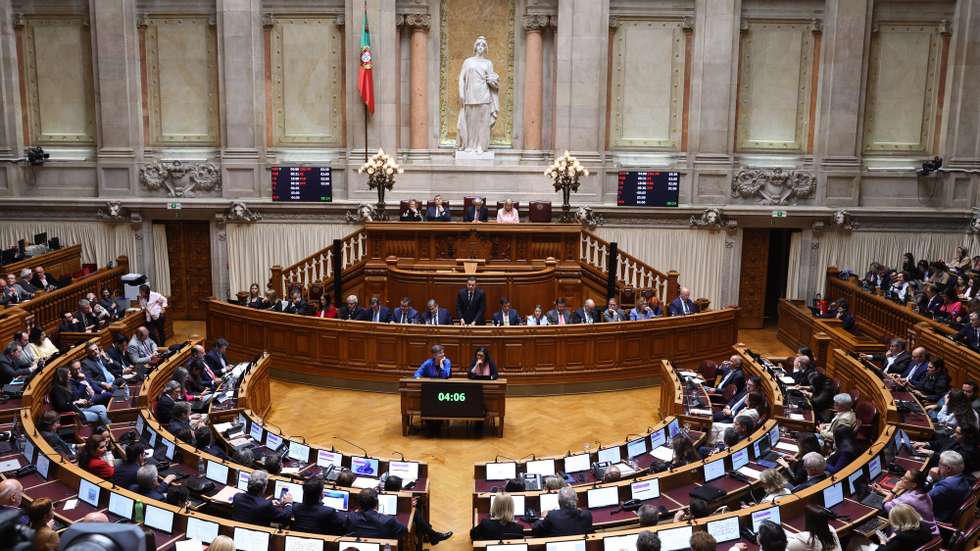 O primeiro-ministro, Luís Montenegro, intervém na sessão plenária na Assembleia da República, em Lisboa, 15 de abril de 2026. ANTÓNIO COTRIM/LUSA