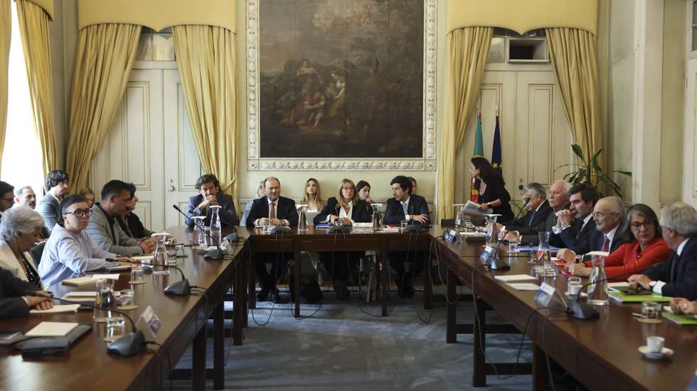 A ministra do Trabalho, Solidariedade e Segurança Social, Maria do Rosário Ramalho (C), preside à reunião plenária da Comissão Permanente de Concertação Social, que decorreu no Conselho Económico e Social (CES), em Lisboa, 16 de abril de 2026. ANTÓNIO COTRIM/LUSA