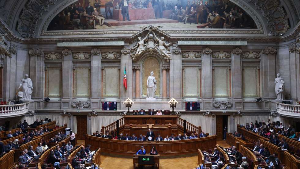 O primeiro-ministro, Luís Montenegro, intervém na sessão plenária na Assembleia da República, em Lisboa, 15 de abril de 2026. ANTÓNIO COTRIM/LUSA