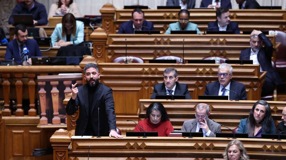 O deputadol do Bloco de Esquerda (BE), Fabian Figueiredo, intervém na sessão plenária com a presença do Primeiro-Ministro, na Assembleia da República, em Lisboa, 21 de janeiro de 2026. ANTÓNIO COTRIM/LUSA