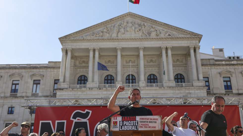 O secretário-geral da CGTP-IN, Tiago Oliveira, discursa durante o protesto nacional sob o lema "Abaixo o Pacote Laboral! Aumentar salários, garantir direitos, é possível uma vida melhor", organizado pela Confederação Geral dos Trabalhadores Portugueses - Intersindical Nacional (CGTP-IN), com início no Saldanha, em direção à Assembleia da República, em Lisboa, 17 de abril de 2026. ANTÓNIO COTRIM/LUSA