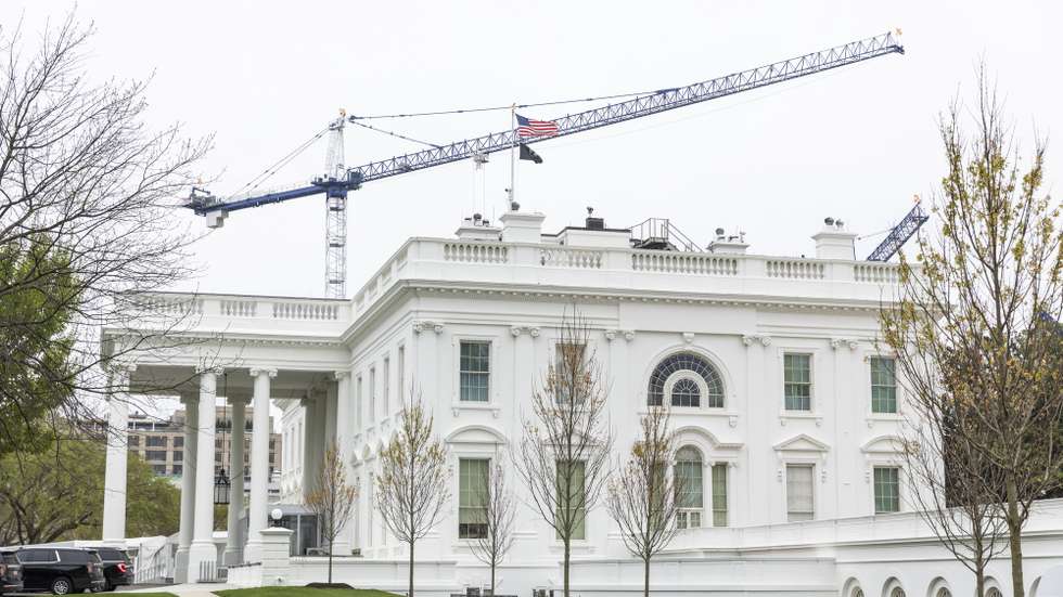 epa12866164 A construction crane, erected for work on US President Donald Trump’s ballroom expansion, above the White House in Washington, DC, USA, 02 April 2026. The National Capital Planning Commission is scheduled to vote later in the day on whether to approve Trump’s 90,000-square-foot ballroom plans.  EPA/JIM LO SCALZO