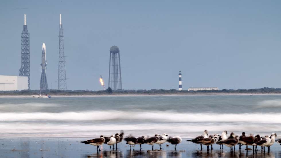 epa12515224 New Glenn's second mission (NG-2), a Blue Origin New Glenn rocket, is docked after the launch attempt was scrubbed at Space Launch Complex 36 at Cape Canaveral Space Force Station in Florida, USA, 09 November 2025. The twin ESCAPADE (Escape and Plasma Acceleration and Dynamics Explorers) spacecraft aims to study the solar wind's interaction with Mars, providing insight into the planet's real-time response to space weather and how solar activity drives atmospheric escape. This was the second launch attempt for Blue Origin's New Glenn rocket.  EPA/CRISTOBAL HERRERA-ULASHKEVICH