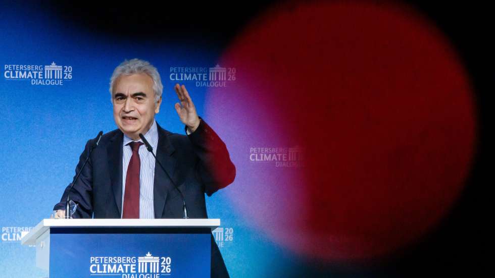 epa12907023 Executive Director of the International Energy Agency (IEA) Fatih Birol gestures as he delivers a speech during the Petersberg Climate Dialogue in Berlin, Germany, 22 April 2026.  EPA/CLEMENS BILAN