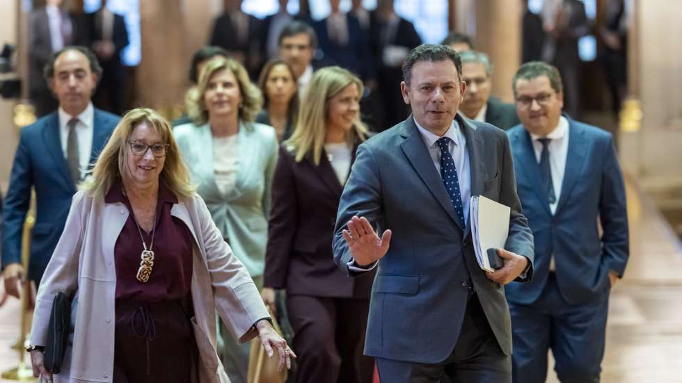 O primeiro-ministro, Luis Montenegro (D), ladeado pela ministra do Trabalho, Solidariedade e Segurança Social, Maria do Rosário Palma Ramalho (E), à chegada para o debate quinzenal, na Assembleia da República, em Lisboa, 29 de abril de 2026. JOSÉ SENA GOULÃO/LUSA