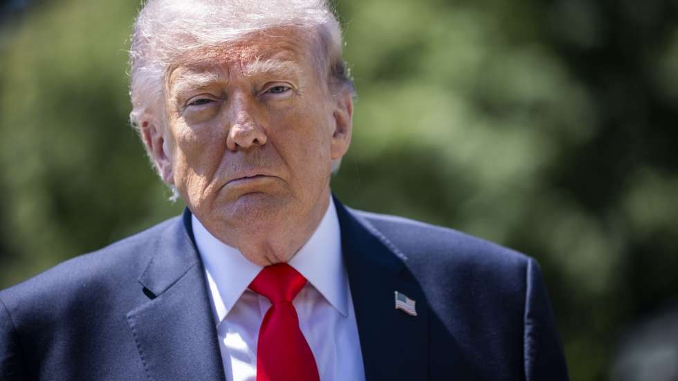 epa12926978 US President Donald Trump departs the White House for Florida in Washington, DC, USA, 01 May 2026. Before departing, Trump spoke to reporters about Iran, as well as about Spirit Airlines, saying his administration gave the airline a 'final' bailout proposal.  EPA/JIM LO SCALZO / POOL