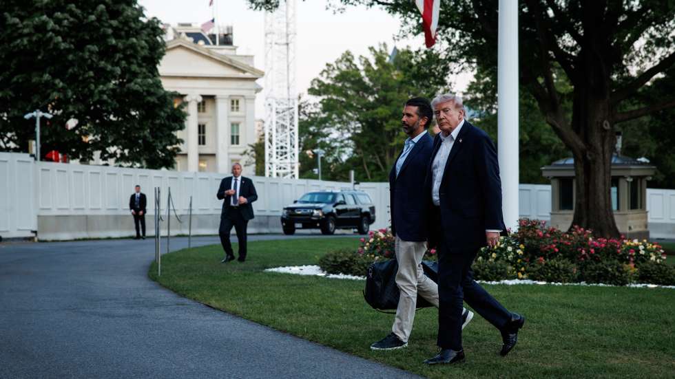 epa12930912 US President Donald Trump (R) walks across the South Lawn towards the White House with his son, Donald Trump Jr. (2-R), after landing in Marine One in Washington, DC, USA, 03 May 2026. President Trump is returning to the White House after spending the weekend at his private club, Mar-a-Lago, in Florida.  EPA/Samuel Corum / POOL