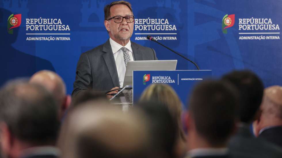 O ministro da Administração Interna, Luís Neves, usa da palavra durante a apresentação de propostas do estudo técnico-estratégico para a evolução do Sistema Integrado de Redes de Emergência e Segurança de Portugal (SIRESP), Lisboa, 5 de maio de 2026. JOÃO RELVAS/LUSA