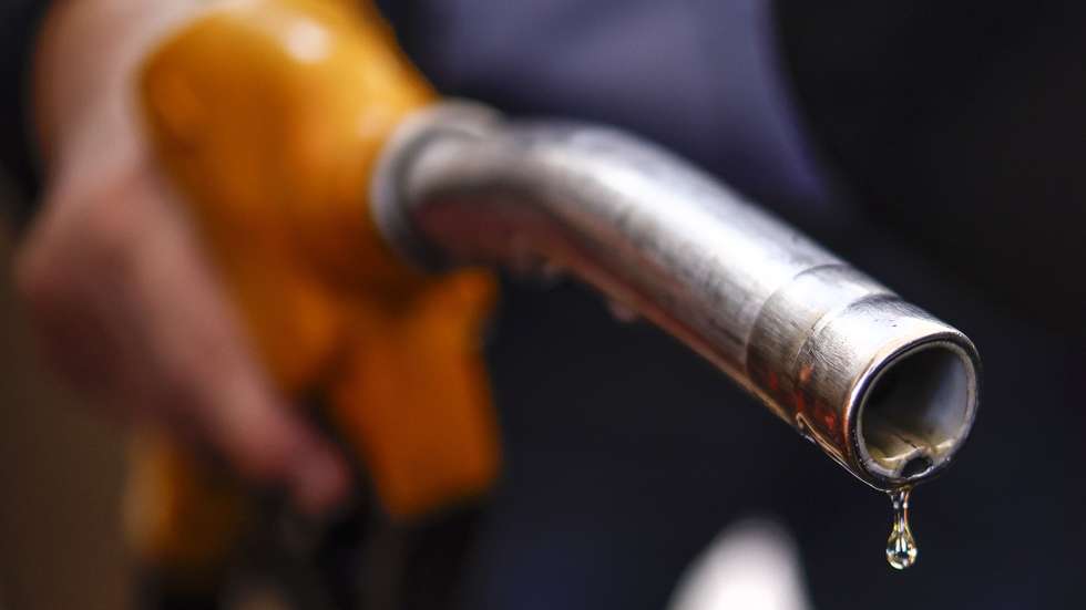epa12888632 A drop of diesel slips from a fuel nozzle at a petrol station in Romainville, near Paris, France, 14 April 2026. Oil prices have risen above 100 US dollars a barrel again as the US Navy begins a blockade of the Strait of Hormuz following the collapse of ceasefire negotiations between Iran and the United States. Meanwhile, leasing of electric vehicles has surged across Europe amid rising petrol prices linked to the Iran war.  EPA/YOAN VALAT