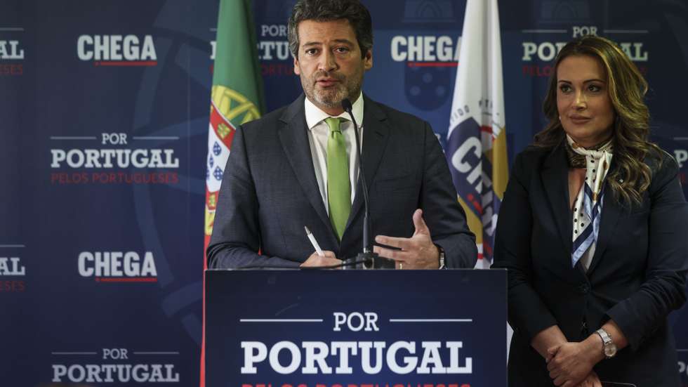 O presidente do Chega, André Ventura, acompanhado pela vice-presidente, Marta Silva, fala aos jornalistas na sede nacional do partido, em Lisboa, 04 de maio de 2026. MANUEL DE ALMEIDA/LUSA