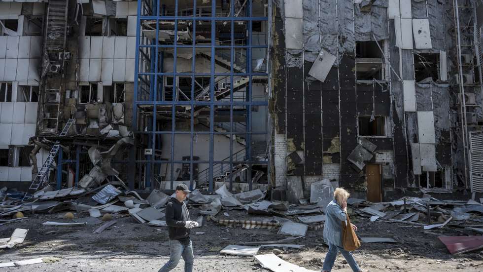 epa12957028 People walk at the site of a Russian strike on a business center in Kyiv, Ukraine, 14 May 2026, amid the Russian invasion. At least seven people were killed and dozens of others were injured after an overnight combined Russian attack with drones and missiles hit the Ukrainian capital, according to the State Emergency Service of Ukraine.  EPA/MAXYM MARUSENKO