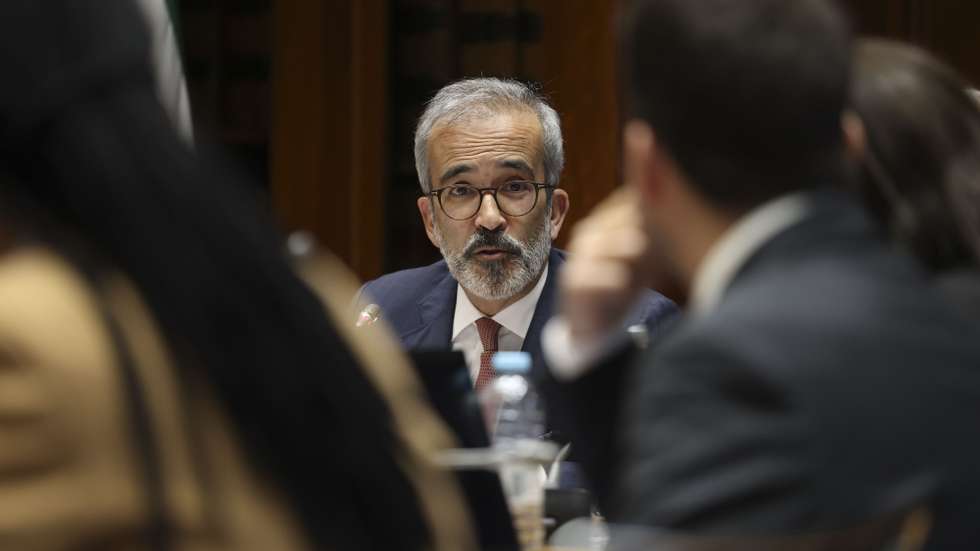 O ministro de Estado e dos Negócios Estrangeiros, Paulo Rangel, intervém perante a Comissão de Negócios Estrangeiros e Comunidades Portuguesas sobre as movimentações de forças militares norte-americanas na Base das Lajes, Assembleia da República, em Lisboa, 07 de abril de 2026. ANDRÉ KOSTERS/LUSA