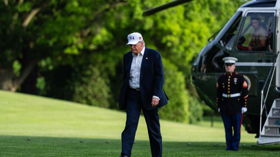 epa12961863 U.S. President Donald Trump walks on the South Lawn of the White House after arriving on Marine One in Washington, DC, USA, 15 May 2026.  EPA/Eric Lee / POOL