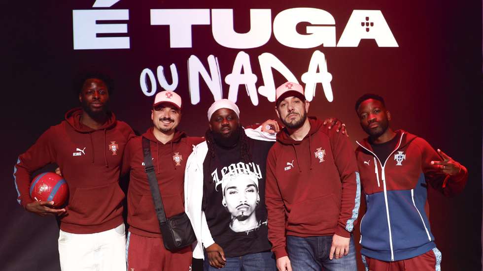O músico Sam The Kid (C), ladeado pelos músicos que com ele criaram a música "Tuga ou Nada", de apoio à Seleção portuguesa de Futebol no Mundial 2026, durante uma conferência de imprensa, em Lisboa, 19 de maio de 2026. ANTÓNIO PEDRO SANTOS/LUSA