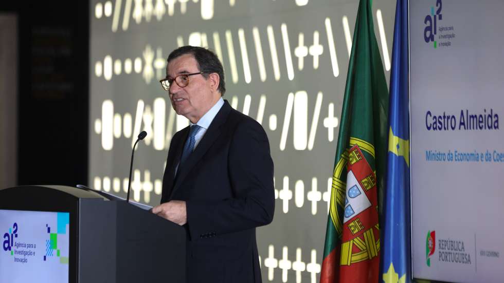 O ministro da Economia e da Coesão Territorial, Manuel Castro Almeida, discursa durante a cerimónia de posse do Conselho de Administração da AI², no Pavilhão do Conhecimento – Centro Ciência Viva, em Lisboa, 04 de maio de 2026. MANUEL DE ALMEIDA/LUSA
