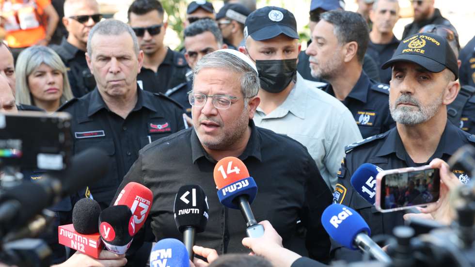 epa12786578 Israeli Minister of National Security Itamar Ben Gvir (C) speaks to reporters as he visits the site of an Iranian missle strike in Tel Aviv, Israel, 01 March 2026. The Israeli military reported on 28 February it detected missiles launched from Iran following earlier Israeli and US strikes on Iran. Sirens were activated across several parts of the country in response.  EPA/ABIR SULTAN