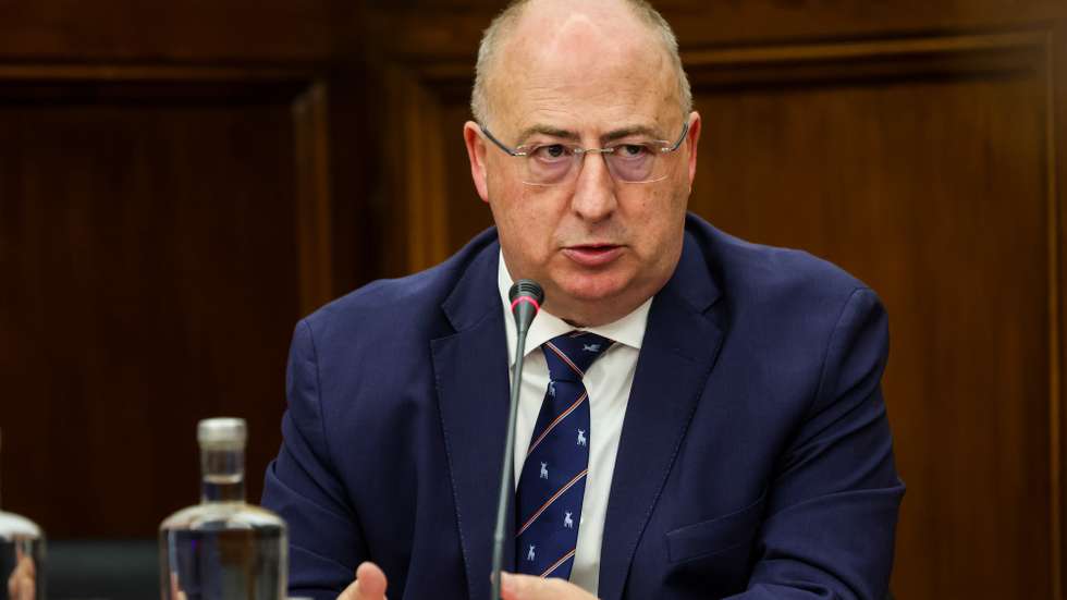 O ministro da Agricultura e Mar, José Manuel Fernandes, intervém durante a sua audição perante a Comissão de Agricultura e Pescas, na Assembleia da República, em Lisboa, 15 de abril de 2026. TIAGO PETINGA/LUSA