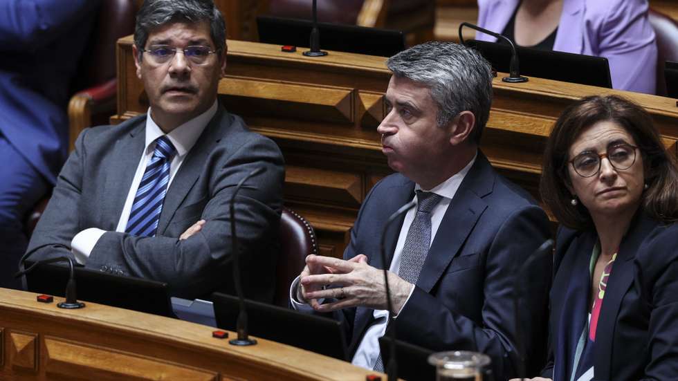 O secretário-geral do Partido Socialista (PS), José Luís Carneiro (C) e o líder parlamentar do do Partido Socialista (PS), Eurico Brilhante Dias (E), durante o debate parlamentar, na Assembleia da República, em Lisboa, 28 de maio de 2026. MIGUEL A. LOPES/LUSA