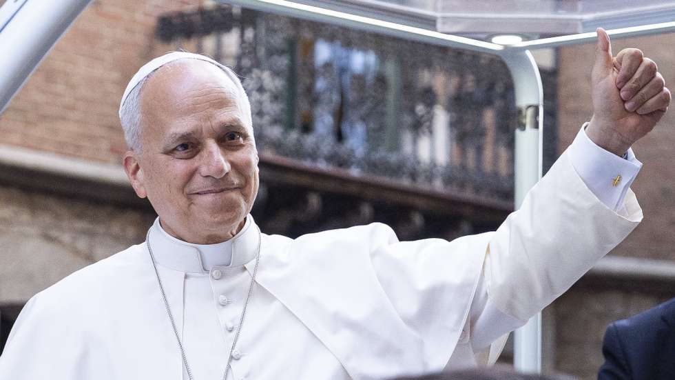 epa13028879 Pope Leo XIV gestures from the popemobile on his way to the Sagrada Familia basilica, where he is to officiate mass, in Barcelona, Spain, 10 June 2026. Pope Leo XIV is visiting Spain from 06 to 12 June 2026, with stops in Madrid, Barcelona, and the Canary Islands.  EPA/Siu Wu