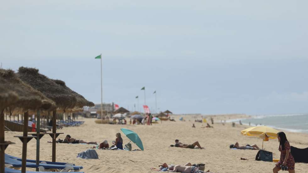 Turistas numa praia no dia das eleições europeias, em Faro, 09 de junho de 2024. O voto em mobilidade foi a opção que dezenas de pessoas escolheram nas eleições europeias, em Faro, embora a meteorologia irregular possa impedir que gozem ao máximo o fim de semana prolongado no Algarve. (ACOMPANHA TEXTO DA LUSA). LUÍS FORRA/LUSA