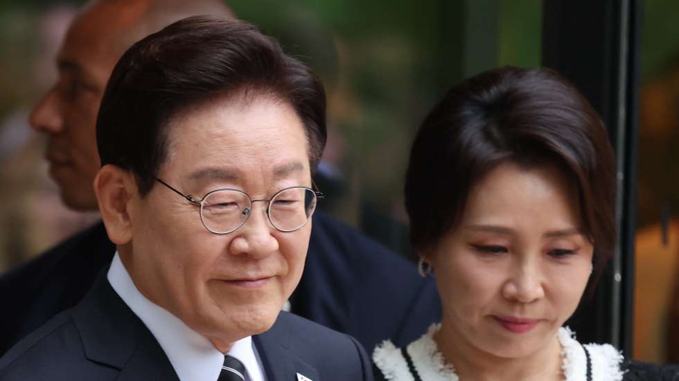 epa13042230 South Korea's President Lee Jae-myung (L) and South Korea's First Lady Kim Hea Kyung arrive before a group photo at the G7 summit in Evian-les-Bains, central-eastern France, 16 June 2026. The 52nd G7 Summit takes place in Evian-les-Bains from 15 to 17 June 2026.  EPA/LUDOVIC MARIN / POOL  MAXPPP OUT