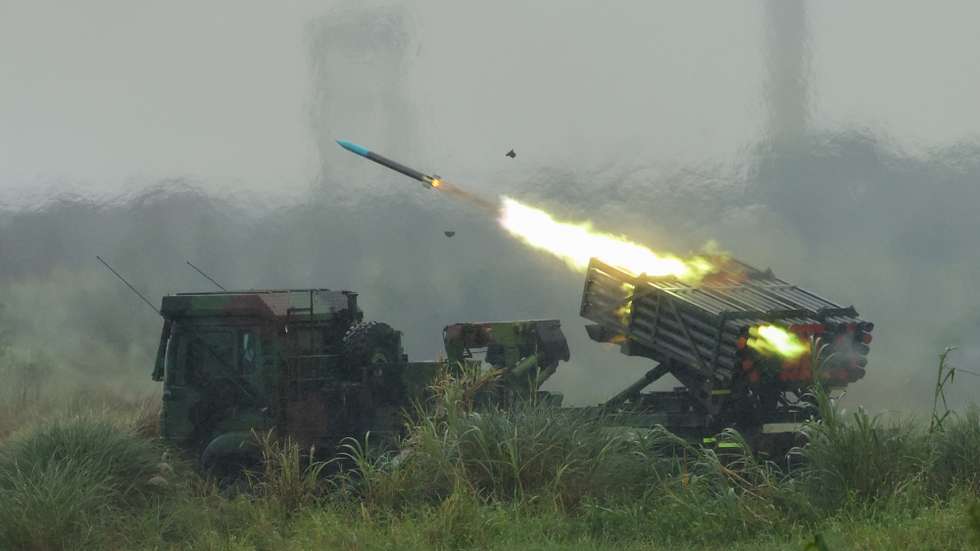 epaselect epa13025379 Taiwan military Thunderbolt-2000 multiple-launch rocket system (MLRS), fires during the ‘Heavy artillery firing and new weapon replacement verification firing training’ in Taichung, Taiwan, 09 June 2026. The drill aims to further strengthen the combat capability of the Taiwanese military.  EPA/RITCHIE B. TONGO