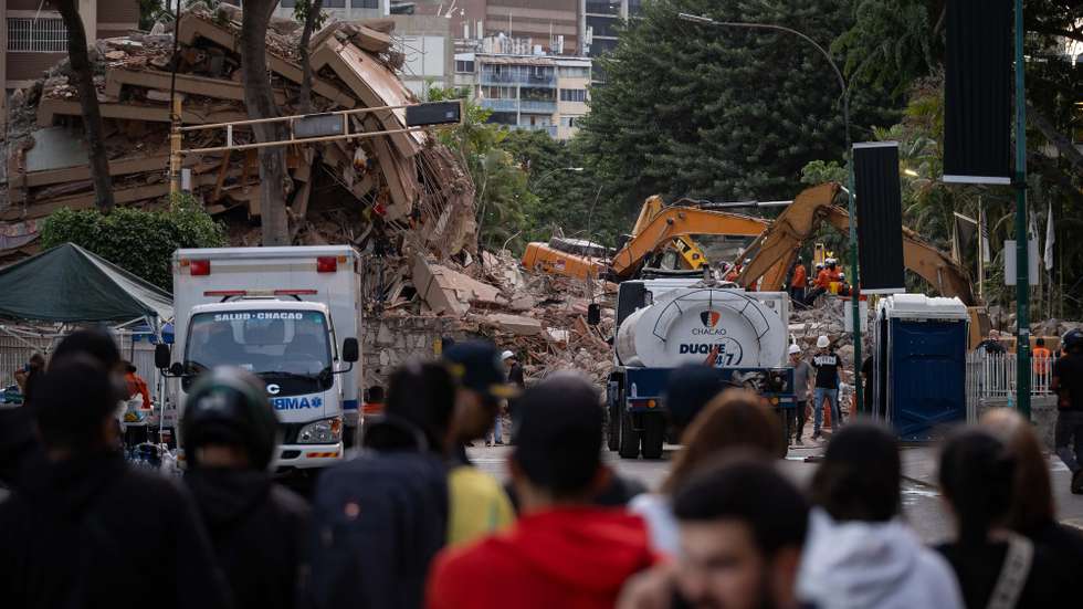 epa13065515 Rescue workers work at the scene in an earthquake-affected area of Caracas, Venezuela, 25 June 2026. The Venezuelan government said the death toll had risen to at least 235 and the number of injured to at least 4,300 following two powerful earthquakes, measuring magnitudes 7.2 and 7.5, that caused particularly severe devastation in La Guaira state.  EPA/Ronald Peña R