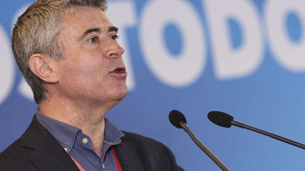 O secretário-geral do Partido Socialista (PS), José Luís Carneiro, intervém durante a reunião da Comissão Nacional Lisboa, em Lisboa, 28 de junho de 2026. A reunião tem como ponto único da agenda discutir e votar as moções setoriais que foram aceites no no 25.º Congresso Nacional do PS, que decorreu no final de março, em Viseu.  ANTÓNIO COTRIM/LUSA