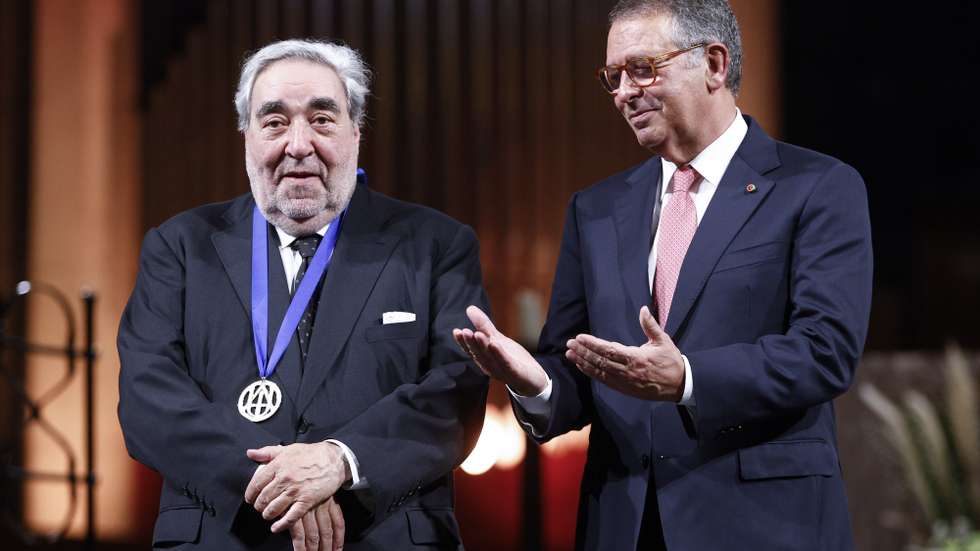epa13076614 Portuguese architect Eduardo Souto de Moura (C) receives the 2026 UIA Gold Medal from Portuguese President Antonio Jose Seguro during the Architects International Union gala in Barcelona, Spain, 30 June 2026.  EPA/QUIQUE GARCIA