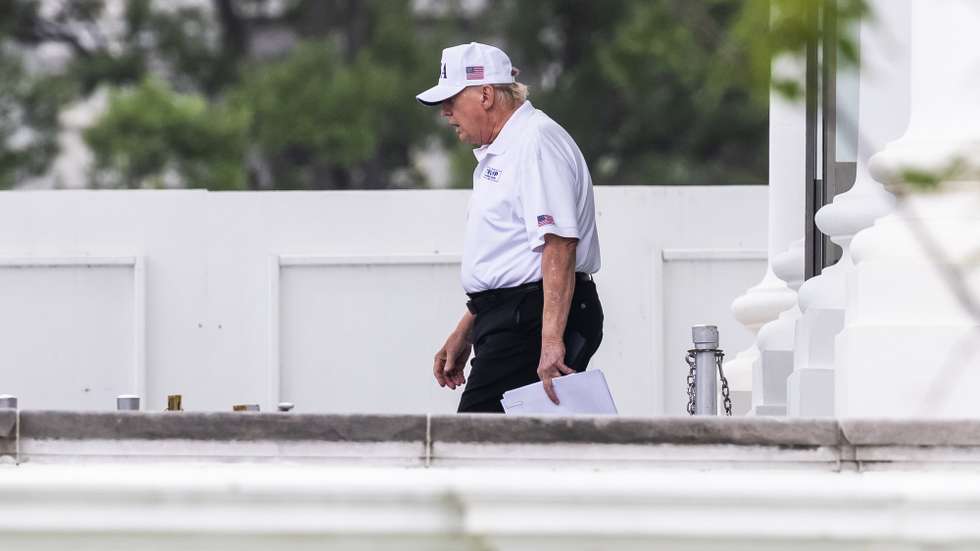 epa13068825 US President Donald Trump departs the White House in Washington, DC, USA, 27 June 2026, for his golf club in Sterling, Virginia.  EPA/JIM LO SCALZO / POOL