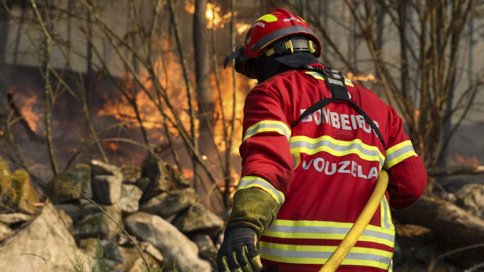Bombeiros durante o combate ao incêndio florestal que desde a madrugada consome floresta na povoação de Cambarinho, Vouzela, 3 de julho de 2026. PAULO NOVAIS/LUSA,