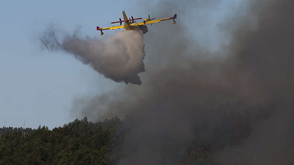 Aviões despejam água durante o combate ao incêndio florestal que desde a madrugada consome floresta na povoação de Cambarinho, Vouzela, 3 de julho de 2026. PAULO NOVAIS/LUSA,