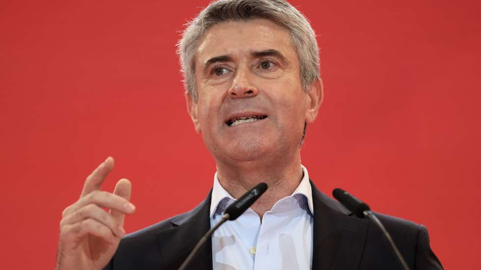 O secretário-geral do Partido Socialista (PS), José Luís Carneiro, intervém durante o Congresso Federativo do Porto, no Pavilhão do Centro Comunitário de Caxinas, Vila do Conde 4 de Julho de 2026. MANUEL FERNANDO ARAÚJO/ LUSA