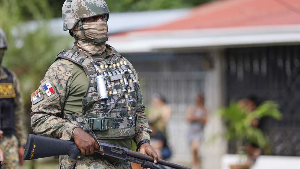 epa12191826 A member of the National Police during the day of protests in Changuinola, Bocas del Toro, Panama, 22 June 2025. The Archbishop of Panama, Jose Domingo Ulloa, called for 'common sense, prudence, and responsible dialogue' in the face of the escalating violence during the protests against the Social Security reform in the country's banana-growing region.  EPA/Bienvenido Velasco