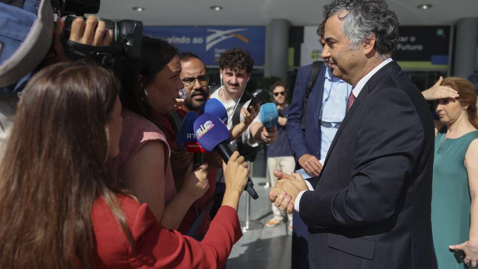 O ministro da Educação, Ciência e Inovação, Fernando Alexandre, fala aos jornalistas à chegada para participar no Encontro Ciência e Inovação 2026, no Centro de Congressos de Lisboa, em Lisboa, 15 de julho de 2026. TIAGO PETINGA/LUSA