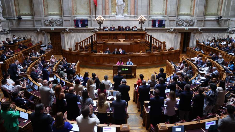 Os deputados da bancada do Partido Social Democrata (PSD) aplaudem de pé a intervenção do ministro da Educação, Ciência e Inovação, Fernando Alexandre, durante o debate de urgência, requerido pelo PCP, sobre “Exames Nacionais”, na Assembleia da República, em Lisboa, 17 de julho de 2026. MIGUEL A. LOPES/LUSA