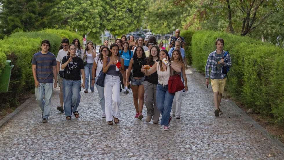 Estudantes à chegada para consultarem as pautas com as notas das provas finais do 11.º e 12.º ano, na escola secundária José Gomes Ferreira, em Lisboa, 17 de julho de 2026. Devido às dificuldades informáticas no processo de classificação eletrónica, que “pressionaram o cumprimento do calendário inicialmente previsto”, o Ministério da Educação, Ciência e Inovação decidiu ajustar o calendário da avaliação externa para garantir aos alunos a qualidade e o rigor do processo e assegurar aos professores o tempo necessário e adequado para a classificação dos itens das provas. ANTÓNIO COTRIM/LUSA