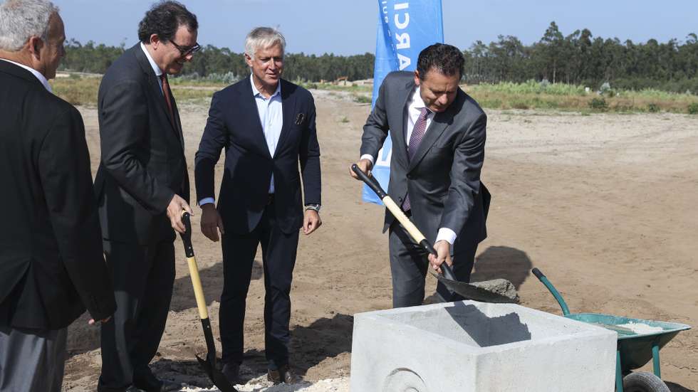 O primeiro-ministro, Luís Montenegro (D), acompanhado pelo ministro da Economia e Coesão Territorial, Castro Almeida (2-E), durante a sessão de lançamento da obra de construção da fábrica da Hennig Portugal, em Alhadas, Figueira da Foz, 23 de julho de 2026. PAULO NOVAIS/LUSA