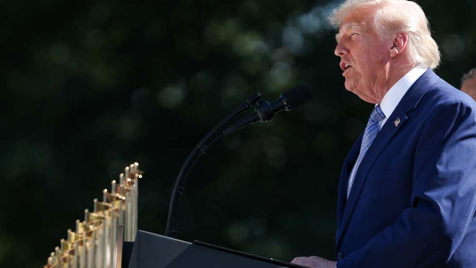 epa13129051 US President Donald Trump speaks during an event honoring the 2025 World Series champion Los Angeles Dodgers in the Rose Garden at the White House in Washington, DC, USA, 23 July 2026. The Dodgers defeated the Toronto Blue Jays in Game 7 to claim their second consecutive World Series title.  EPA/SAMUEL CORUM / POOL