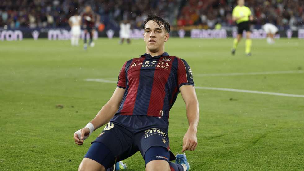 epa12968790 Levante's Carlos Espi celebrates after scoring the 1-0 goal during the Spanish LaLiga soccer match between UD Levante and RCD Mallorca in Valencia, Spain, 17 May 2026.  EPA/ANA ESCOBAR