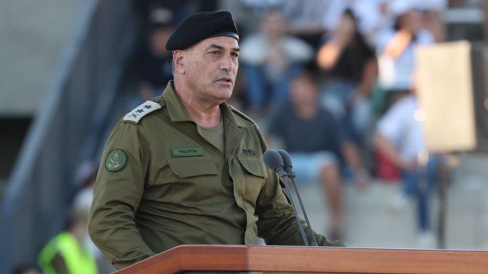 epa13064243 Israel Defense Forces (IDF) Chief of staff Eyal Zamir speaks at the graduation ceremony of the Israel Defense Forces officers' course at a military base near Mitzpe Ramon, southern Israel, 25 June 2026.  EPA/ABIR SULTAN