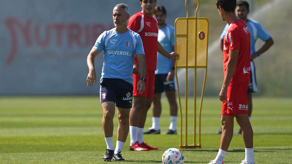 Sporting de Braga head coach Carlos Vicens (C-L) leads a training session in Braga, Portugal, 12 August 2026. Sporting de Braga will play against Dinamo-Minsk during the UEFA Conference League Third qualifying round 2nd leg soccer match  at City Stadium Beroe, Stara Zagora, Bulgaria on 13 August 2026.  HUGO DELGADO/LUSA