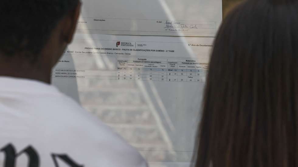 Estudantes consultam as pautas com as notas dos exames da 2.ª fase