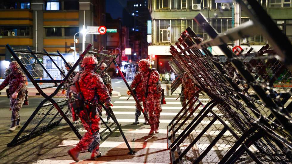 epa13164219 Taiwanese Military Police personnel install road blockades during a drill as part of the annual Han Kuang military exercises in Taipei, Taiwan, 12 August 2026. Taiwan’s Han Kuang exercises test combat readiness against a potential Chinese invasion.  EPA/RITCHIE B. TONGO