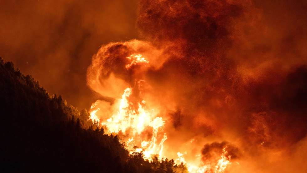 epaselect epa13169049 Flames rise from a raging wildfire near the town of Omis, Croatia, 14 August 2026. Wildfires across the region have forced the evacuation of around 2,000 residents, with at least seven people being treated for life-threatening injuries.  EPA/STRINGER